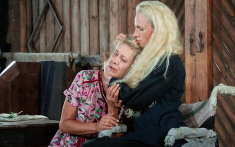 TeaterNuutrum_Naisteranna needus_ÜlleLihtfeldt RakvereTeater ja Elina Pähklimägi_teatrifoto_fotograaf Mari Rostfeldt.